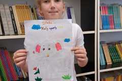 Dziewczynka-trzymajaca-rysunek-slonia