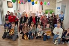 Mieszkancy-Domu-Pomocy-Spolecznej-Senior-Residence-w-Bornem-Sulinowie-pozuja-do-wspolnego-zdjecia-z-uczniami-Szkoly-Podstawowej-w-Jeleniu