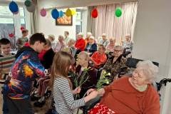 Uczniowie-Szkoly-Podstawowej-w-Jeleniu-wreczaja-kwiaty-mieszkancom-Domu-Pomocy-Spolecznej-Senior-Residence-w-Bornem-Sulinowie