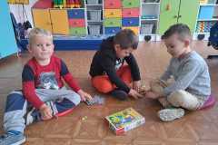 Przedszkolaki układają puzzle