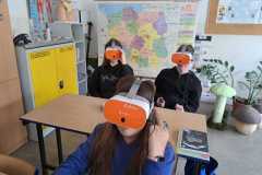 uczniowie-klas-starszych-na-lekcjach-z-goglami-VR