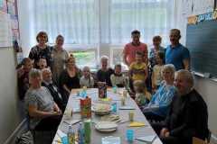 rodzice-i-rodziny-uczniow-na-wspolnym-robieniu-salatki-jarzynowej