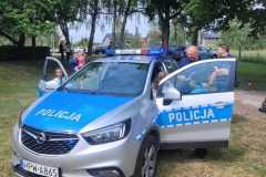 policja-prezedntuje-sprzet-na-szkolnym-festynie