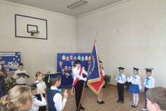 Uczen-trzymajacy-sztandar-szkoly