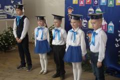 Uczniowie-klasy-pierwszej-stoja-na-bacznosc-podczas-uroczystego-apelu.