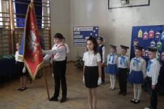 Uczniowie-spiewaja-hymn-Polski-podczas-aoelu-z-okazji-swieta-edukacji-narodowej