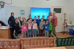 Dzieci-z-klas-0-3-na-wspolnym-zdjeciu-z-prowadzacymi-wyklad-Pania-Izabela-Jadwizyc-oraz-Pania-Magdalena-Pajak