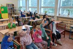 Uczniowie-pozuja-do-zdjecia-z-odblaskami-ktore-otrzymaly-w-ramach-przeprowadzonych-zajec