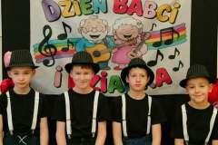 Chlopcy-z-klas-2-3-pozuja-do-wspolnego-zdjecia-przed-wystepem-z-okazji-Dnia-Babci-i-Dziadka