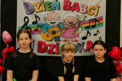 Dziewczynki-z-klas-2-3-pozuja-do-wspolnego-zdjecia-przed-wystepem-z-okazji-Dnia-Babci-i-Dziadka