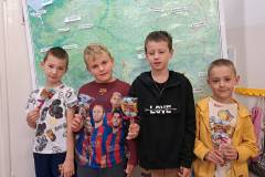 Chlopcy-z-klas-II-III-z-upominkami-od-Samorzadu-Uczniowskiego
