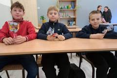 Chlopcy-z-klasy-V-z-upominkami-od-Samorzadu-Uczniowskiego