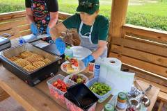 Nauczycielka-Pani-Urszula-Olejniczak-przygotowuje-gofry-dla-dzieci
