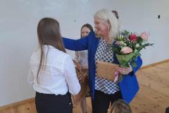 Przedstawiciele-Samorzadu-Uczniowskiego-wreczaja-upominek-Pani-Zycie-Pawlak