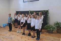 Uczniowie-spiewaja-piosenke-dla-nauczycieli-z-okazji-Dnia-Edukacji-Narodowej