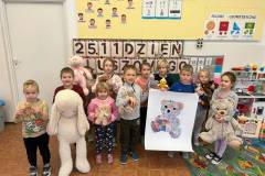Oddzial-przedszkolny-wraz-z-klasa-pierwsza-pozuje-do-wspolnego-zdjecia-z-pluszakami