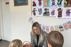 Pani-Marlena-Broejk-i-uczniowie-na-jednej-ze-stacji-zadaniowych-podczas-Dnia-Pluszowego-Misia