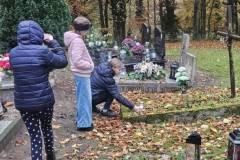 Uczniowie-z-klas-IV-i-VI-skladaja-znicze-na-zapomnianych-grobach