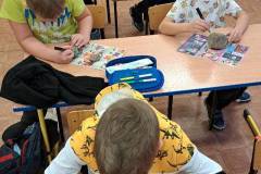 Uczniowie-klas-2-i-3-maluja-kamienie-zyczliwosci-na-lekcji-plastyki