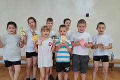 Uczniowie-klas-2-i-3-z-upominkami-z-okazji-Dnia-Zyczliwosci