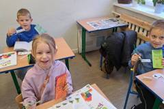 Uczniowie-klasy-1-z-upominkami-z-okazji-Dnia-zyczliwosci