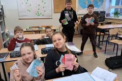 Uczniowie-klasy-5-z-upominkami-z-okazji-Dnia-Zyczliwosci