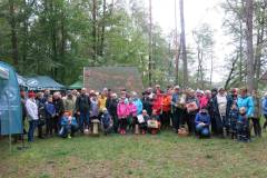 Zdjecie-grupowe-wszystkich-uczestnikow-grzybobrania