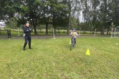 Policjant-obserwuje-manewry-jednej-z-uczestniczek-egzaminu-na-karte-rowerowa