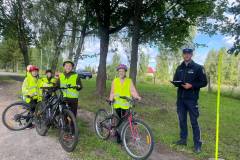 Dzieci-zdajace-na-karte-rowerowa-na-wspolnym-zdjeciu-z-policjantem