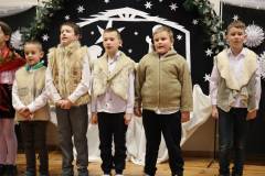 Chlopcy-z-klas-2-i-3-przebrani-za-pastrerzy-w-trakcie-spiewania-pastoralki