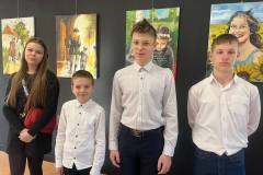 Czworo-uczestnikow-konkursu-trzech-chlopcow-i-jedna-dziewczynka-na-wspolnym-zdjeciu.-Uczestnicy-ubrani-w-stroje-galowe-pozuja-w-jednej-z-sal-MBP-w-Bornem-Sulinowie