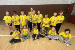 Reprezentanci-SP-w-Jeleniu-w-zoltych-koszulkach-pozuja-do-wspolnego-zdjecia-w-trakcie-zawodow-Lekkoatletyka-z-Orlika