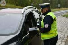 Na-zdjeciu-widac-policjanta-przy-zatrzymanym-aucie