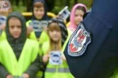 Zdjecie-przedstawia-dzieci-ze-szkoly-w-Jeleniu-biorace-udzial-w-akcji-Mistrzu-Zwolnij