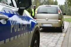 Zdjecie-przedstawia-radiowoz-oraz-zatrzymane-auto