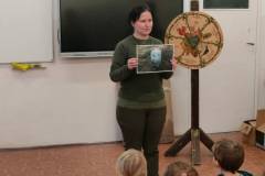 Pani-Katarzyna-Bochynska-edukatorka-z-Nadlesnictwa-w-Bornem-Sulinowie-prowadzi-zajecia-edukacyjne-dla-klas-0-3