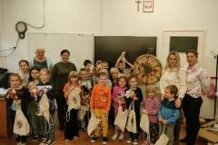 Uczestnicy-zajec-edukacyjnych-z-Pania-Katarzyna-Bochynska-na-wspolnym-zdjeciu