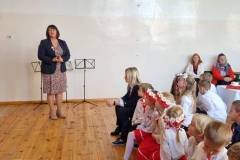 Na-zdjeciu-Pani-Burmistrz-Dorota-Chranowska-przemawia-do-zebranych-uczniow-nauczycieli-i-zaproszonych-gosci