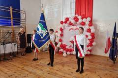 Rozpoczecie-uroczystosci.-Na-fotografii-poczet-sztandarowy-naszej-szkoly
