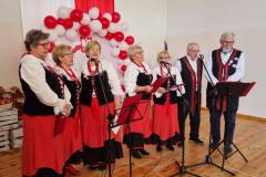 Wystep-zespolu-Jarzebiny.-Na-zdjeciu-widac-czlonkow-zespolu-w-odswietnych-strojach-spiewajacych-przed-publicznoscia