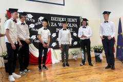Uczniowie-klasy-VIII-szesciu-chlopcow-podczas-prezentowania-czesci-artystycznej-na-zakonczeniu-roku-szkolnego-2024-2025