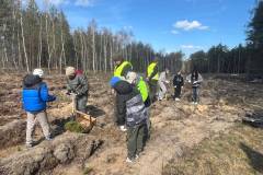 Uczniowie-SP-w-Jeleniu-podczas-kopania-dolkow-pod-drzewka.-Towarzysza-im-przedstawiciele-nadlesnictwa