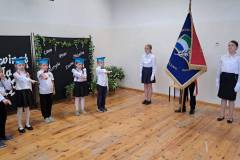 Uczniowie-klas-pierwszych-skladaja-uroczyste-slubowanie-w-obecnosci-pocztu-sztandarowego