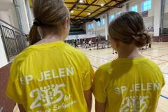 Hanna-Olejniczak-oraz-Milena-Grochowicz-pozuja-w-zoltych-koszulkach-SP-Jelen