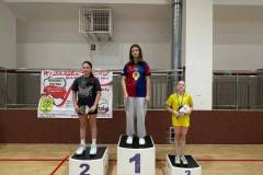 Mliena-Grochowicz-wraz-z-uczestniczkami-zawodoow-z-innych-szkol-na-podium