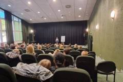 Zdjecie-przedstawia-aule-w-ktorej-odbywal-sie-konkurs.-W-tle-Hania-Olejniczak-recytujaca-wiersz
