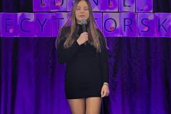 Zdobywczyni-III-miejsca-w-kategorii-klas-VII-VIII-Zuzanna-Wadlewska-recytujaca-wiersz-przed-publicznoscia