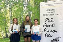 Uczestniczki-konkursu-recytatorskiego-pozuja-do-wspolnego-zdjecia