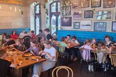 Wspolny-posilek-w-Restauracji-Lokalna