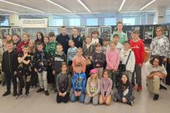 Zdjecie-grupowe-uczestnikow-wyjazdu-w-Muzeum-Geologicznym-Uniwersytetu-Szczecinskiego